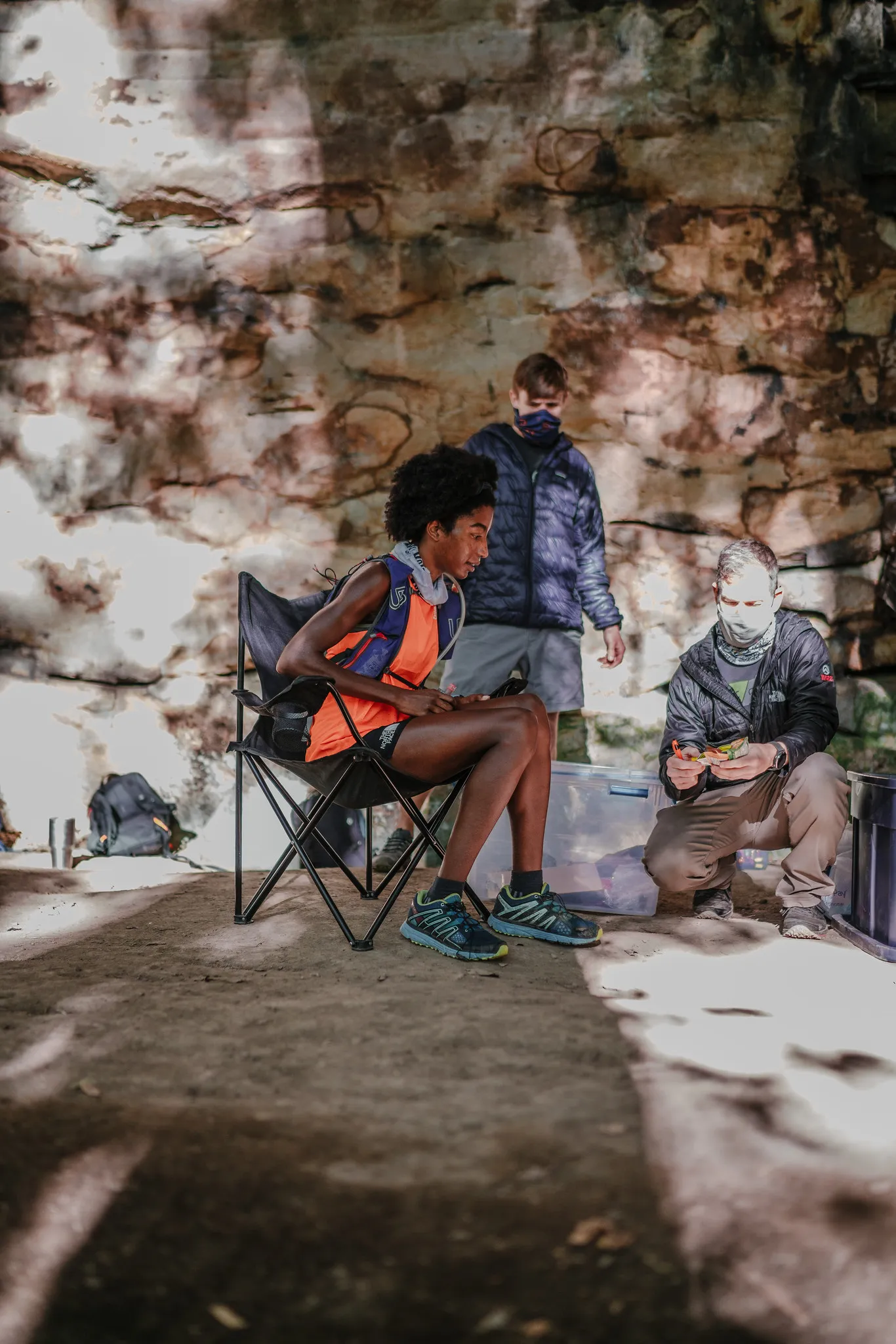 Crew passing nutrition to runners mid-course
